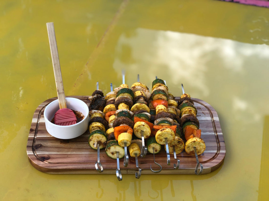 Rounded Cutting Board With Juice