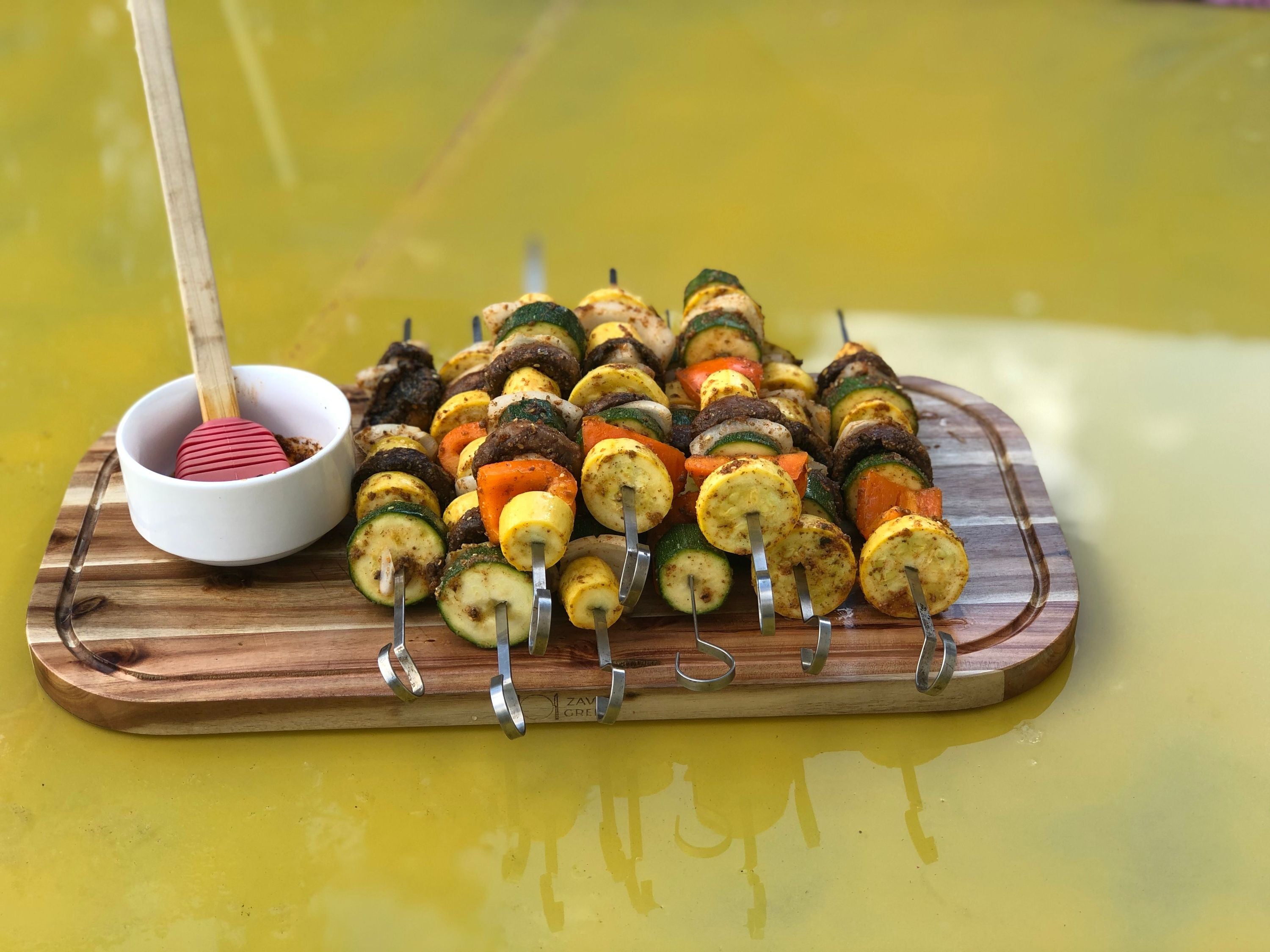 Rounded Cutting Board With Juice