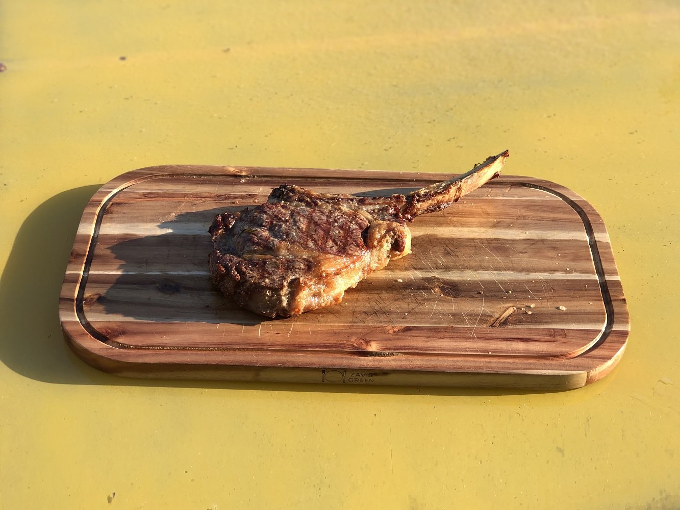 Rounded Cutting Board With Juice